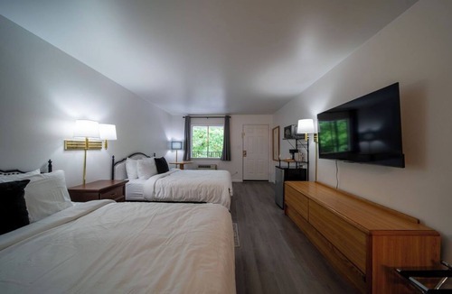 Eureka Springs Historic District Resort | Enjoy the charm of Queen Suite Number 8 at GloryDayz!