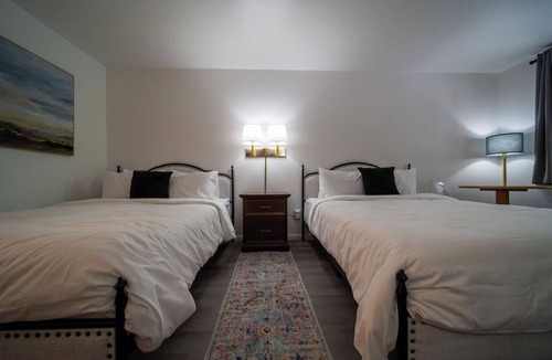 Eureka Springs Historic District Resort | Enjoy the charm of Queen Suite Number 8 at GloryDayz!