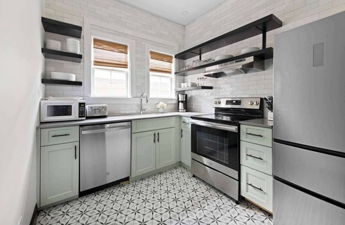 Cannonborough Elliotborough House | Explore Downtown King St - 12 Bedrooms/7.5 Baths!