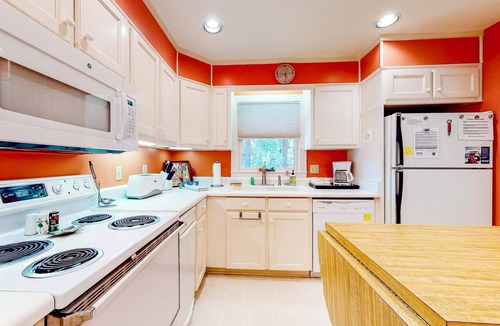Edisto Island House | Family Friendly home near the Ocean w/Free WiFi, Sun deck, and Screened in Porch