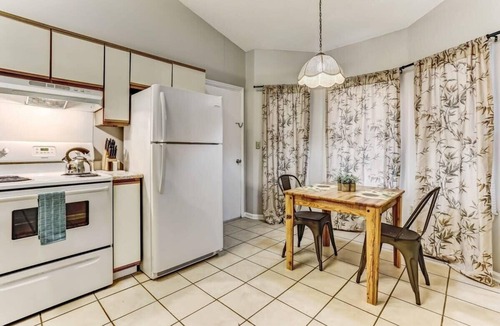 Savannah House | Fenced Yard, Patio & BBQ · Historic District Area
