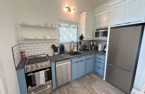 Sylvan Shores Cabin | Firefly 2, luxury lakeside treehouse w/hot tub, BBQ, extra parking, boat put-in