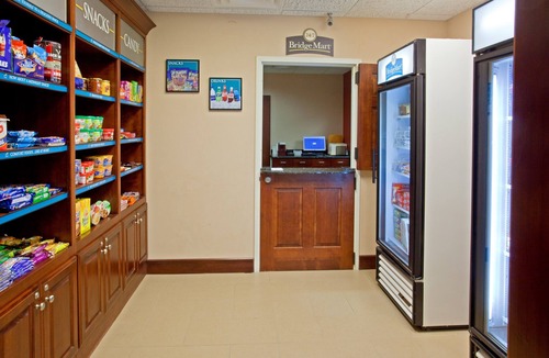 Webster Condo | Free Breakfast + Outdoor Pool + Hot Tub | Only 10 Minutes from NASA