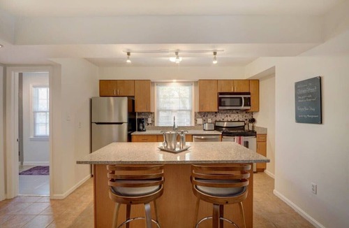 Historic Downtown Savannah Apartment | Fresh Cozy Apartment on Jones Street- FREE PARKING