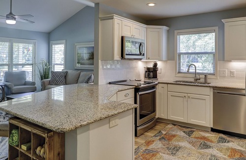 The Cottages Villa | Fully renovated, newly furnished 2BR end unit in Cottages w/ golf views!