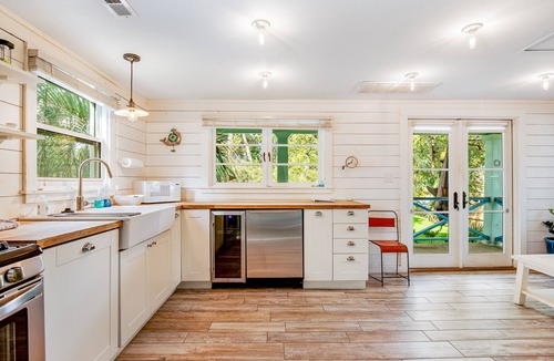 Folly Beach Cottage | Fun dog-friendly getaway near the beach with yard, kitchenette & WiFi