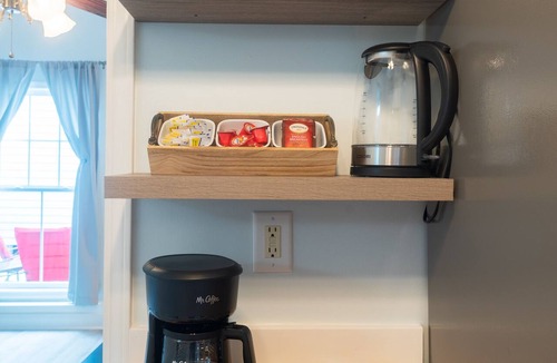 Touro Cottage | Furnished 1BR House – 30+ Day Stays - Medical, University, Energy & Film Pros