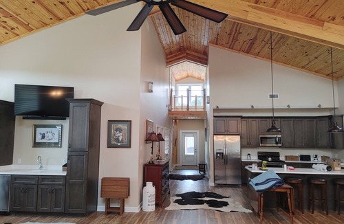 Dover Cabin | Ga SOUTHERN UNIVERSITY STATESBORO, BROOKLET, 3-BR LODGE PETS OK, FARM POND