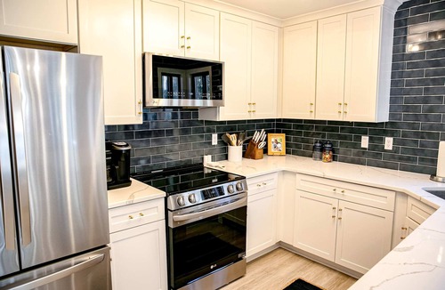 Ocean Ridge Condo | Golf course adjacent, beach-themed condo with sunroom, washer/dryer, & AC