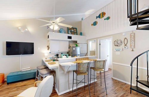 Ocean Ridge Condo | Golf-view condo with amenity pass to pool, tennis courts & more - dog-friendly