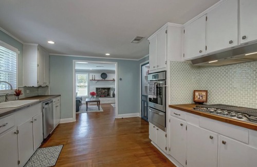 Central House | Gotta "Lovett" Farmhouse -Spacious 3 bedroom home on sprawling 6+ acres