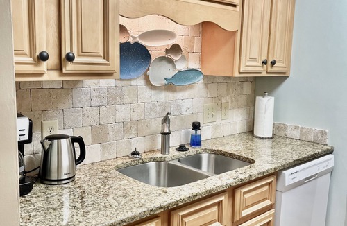 Harbour Town Condo | Harbour Views/Queen Bed/1St Floor/1BR Flat w/Sofa Bed/New Walk-in Shower