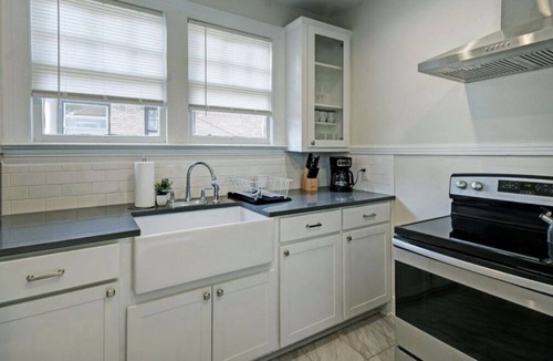 Clinton Apartment | Heart Welcoming Home ! Minutes Away From A Theater & Local Foods!!