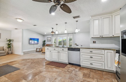 Rustic Oaks House | Heated Pool. 3-bedroom house 6.5 miles to honeymoon Island