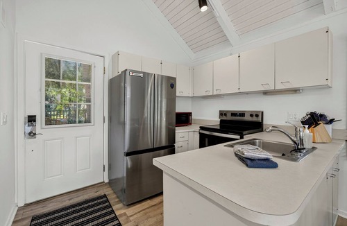 Oceanside House | Heron's Haven · Sea Pines Retreat·Short Walk to Beach·3BR Sleeps 10·Pet-Friendly