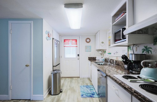 Folly Field Cottage | HHI COTTAGE 2 MIN WALK TO BEACH, 35' PRIVATE POOL, DOG FRIENDLY, ROOMY HOME