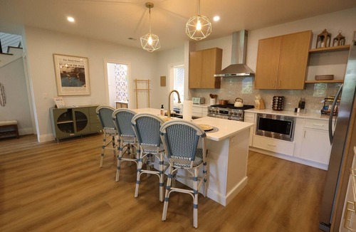 Charleston House | Hidden Haven | 5 mins to Folly, Luxury New Build