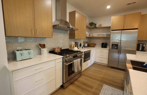 Charleston House | Hidden Haven | 5 mins to Folly, Luxury New Build