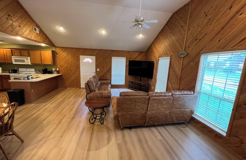 Edgemont Cabin | Hill Creek Cabin 2 Minutes from Marina and boat ramp on Greers Ferry Lake