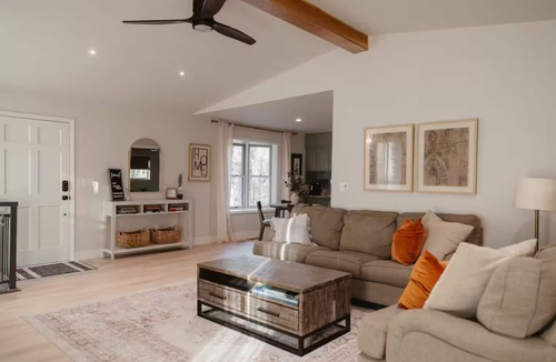 Rogers Cottage | Hilltop Haven - Cozy and Private 3-bedroom Cottage close to Downtown Rogers