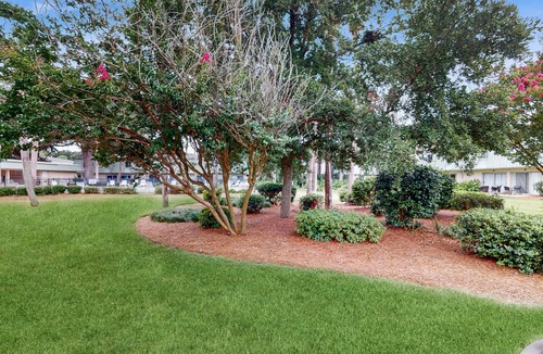 Hilton Head Island Condo | Hilton Head Cabanas condo with patio & on-site pool - walk to beach & Coligny
