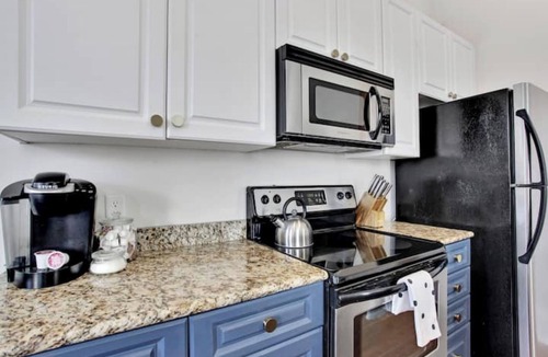 Thomas Square Condo | Hip and Sophisticated Condo - Live Like a Local!