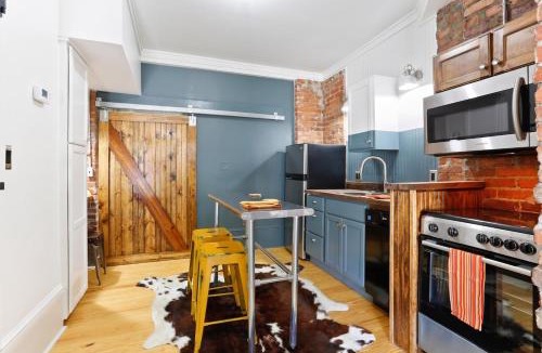 Savannah Victorian District House | Historic Artsy Condo - 7min Walk to Forsyth Park