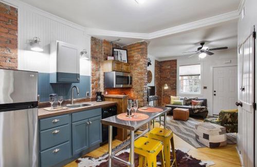 Savannah Victorian District House | Historic Artsy Condo - 7min Walk to Forsyth Park