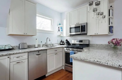 Harleston Village Apartment | Historic Charleston Retreat | Parking + Courtyard