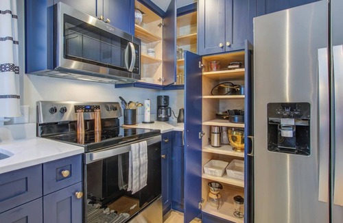 Downtown Charleston Cottage | Historic Cottage walk to King St, fenced yard patio hammock string lights