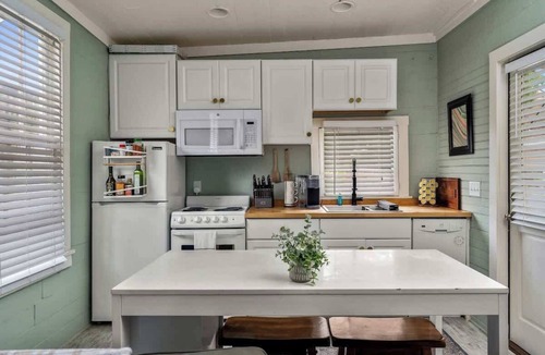 Historic Downtown Savannah Cottage | Historic District - Hot Tub - Walk to Forsyth Park