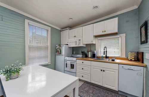 Historic Downtown Savannah Cottage | Historic District - Hot Tub - Walk to Forsyth Park