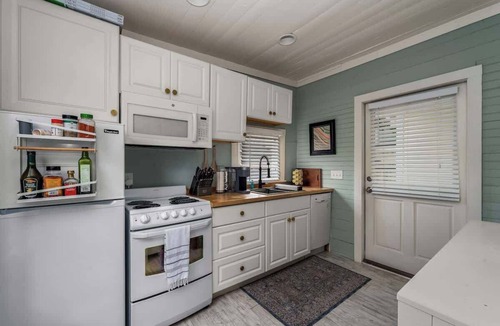 Historic Downtown Savannah Cottage | Historic District - Hot Tub - Walk to Forsyth Park