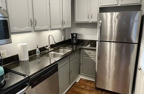 Historic Downtown Savannah Cottage | Historic King Bed Cottage, Pvt Parking, Pvt Patio, Flexible Cancellations