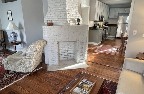 Historic Downtown Savannah Cottage | Historic King Bed Cottage, Pvt Parking, Pvt Patio, Flexible Cancellations