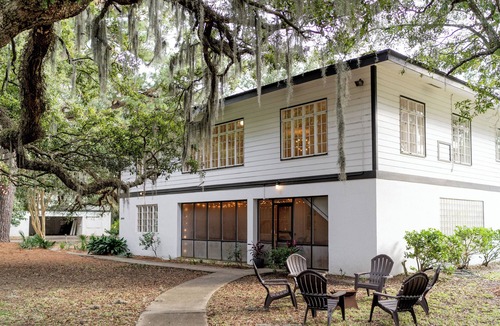 North Charleston House | Hobson House ~ Air Conditioning ~ 15min to Downtown ~ Game Room ~ Fire Pit