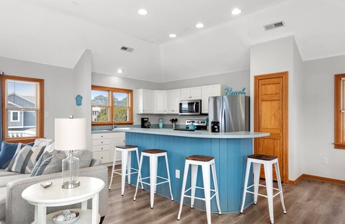 Monteray Shores House | Holiday House: Private Hot Tub, Club Access w/Pool, Tennis, Gym