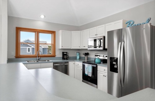 Monteray Shores House | Holiday House: Private Hot Tub, Club Access w/Pool, Tennis, Gym