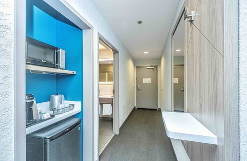 North Charleston Hotel | Holiday Inn Express & Suites Charleston Arpt-Conv Ctr Area