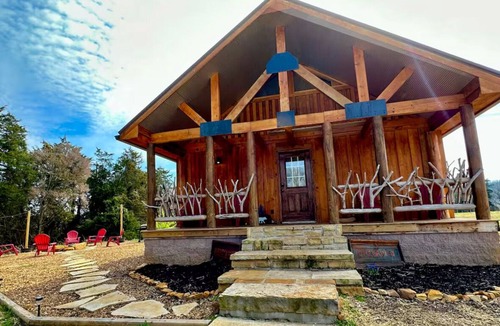 Newnata Cabin | Homestead cabin on the hill with outdoor movie projector