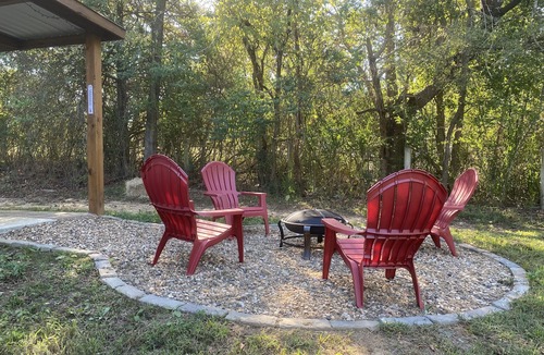 Mena Cottage | Honey Bee Cottage, ez trailer parking 🔥place, king, paved,🔥pit , Fast WIFI 3tvs