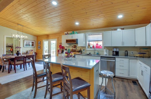 Hot Springs Village Cabin | Hot Springs Cabin w/Deck + Mountain Views!