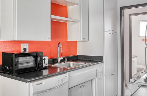 Burbank Apartment | Impeccable Burbank 1BR w/ W/D, Gym & Pool, near TJ & WF, by Blueground