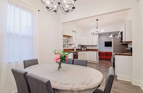 Metropolitan House | Iris House 5BR Girly Bachelorette Getaway in Savannah, GA