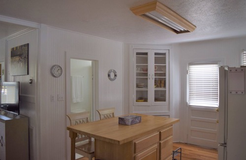 Folly Beach House | Island Center~minutes to both beach & town~Free ample parking~King Bed~Spacious!