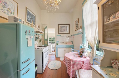 Metairie Apartment | JAZZ FEST! PARIS APT 3BR/1 BA Balcony ON STREETCAR STYLISH French Quarter!