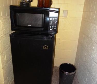 Mount Ida Hotel | JI1 - King Guest Room located at the Joplin Inn