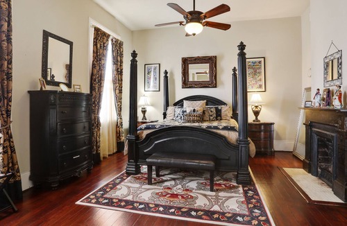 Faubourg Livaudais Apartment | King bed, Queen pull-out sofa in this 1860s mansion with Fantastic Location!
