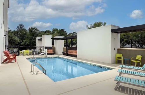 North Charleston Hotel | King Bed Studio: Kitchenette, Gym & Free Breakfast | 3 mi to Charleston Airport