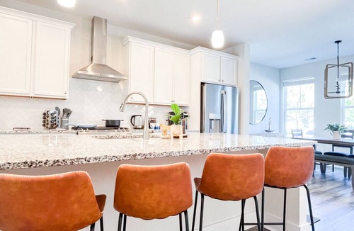 North Charleston Villa | King Bed w/Great Location, 15 Min to Downtown